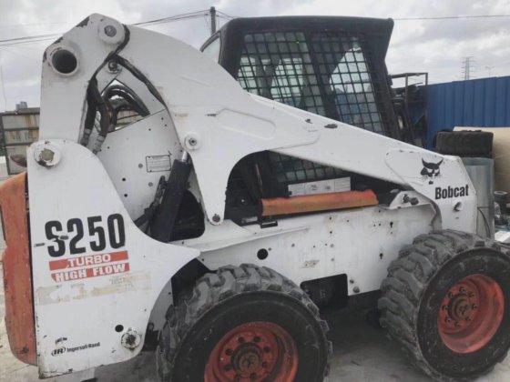 出售二手山猫滑移装载机 S250，工作状况良好，价格惊人。二手 S18