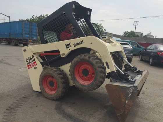 热卖二手山猫滑移装载机 S250，工作状况良好，价格惊人。二手 S18