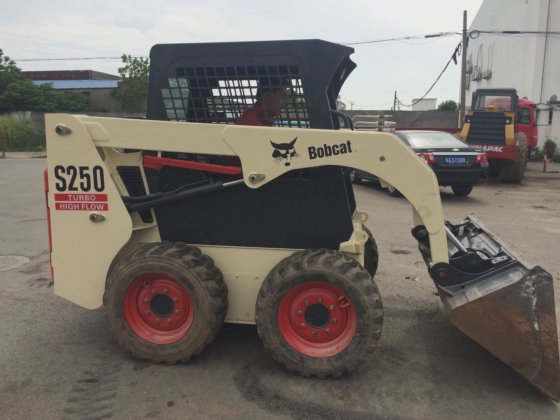 热卖二手山猫滑移装载机 S250，工作状况良好，价格惊人。二手 S18