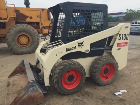 山猫滑移装载机 S130，工作状况良好，价格合理。
