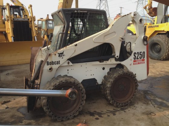 山猫滑移装载机 S250，工作状况良好，价格惊人。二手 S18