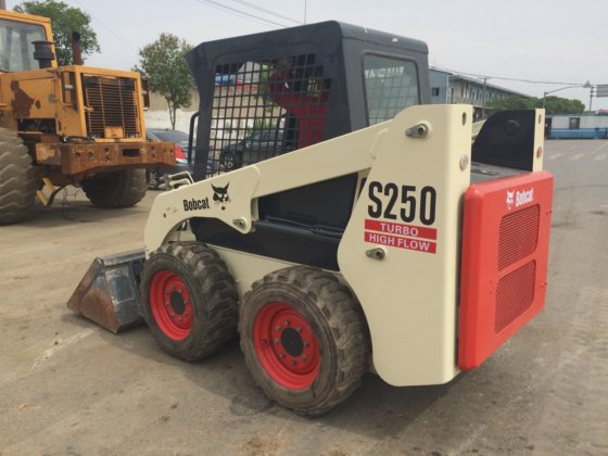山猫滑移装载机 S250，工作状况良好，价格惊人。二手 S18