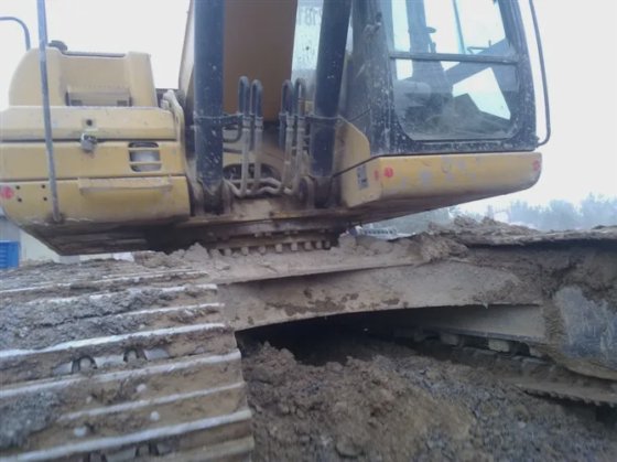 320d 挖掘机，状况良好，最优惠价格出售