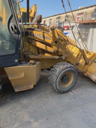 中国工程机械柳工 Clg766 挖掘装载机 90% 全新，工作状态良好，价格合理。二航