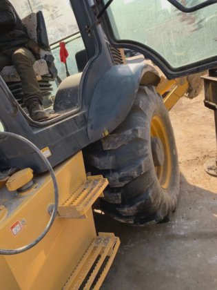 中国工程机械柳工 Clg766 挖掘装载机 90% 全新，工作状态良好，价格合理。二航