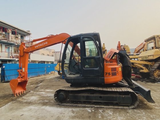 Hitachi ZX75