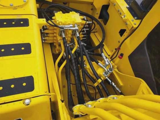 カテゴリ Komatsu PC220-8