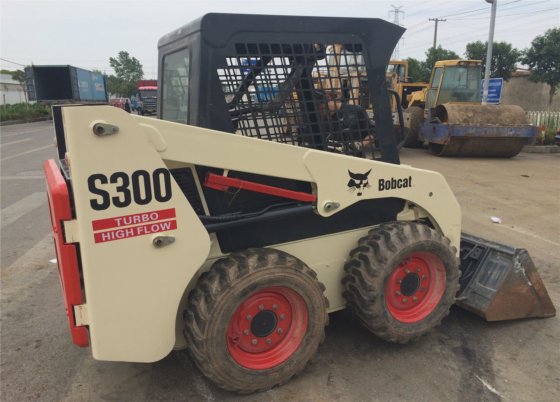 山猫滑移装载机 S300，工作状况良好，价格惊人。二手 S185