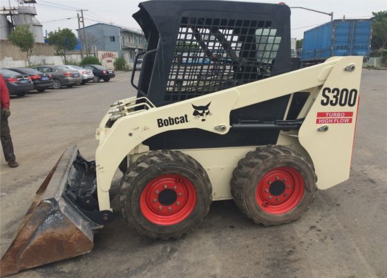 山猫滑移装载机 S300，工作状况良好，价格惊人。二手 S185