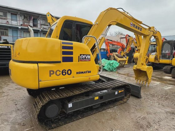 6 吨二手日本小型挖掘机 PC60-7 带橡胶履带挖掘机