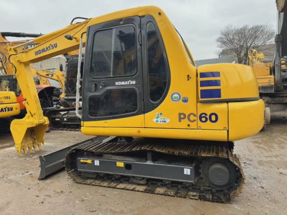 6 吨二手日本小型挖掘机 PC60-7 带橡胶履带挖掘机