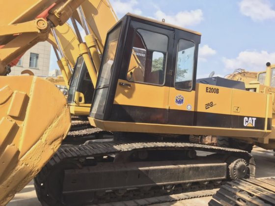 2013 pelle sur chenilles E200B