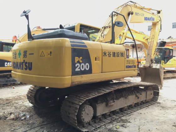 状况良好的二手日本原装挖掘机 PC200-8 待售