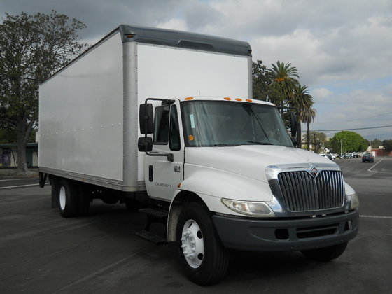 2005 INTERNATIONAL 4300 BOX TRUCK
