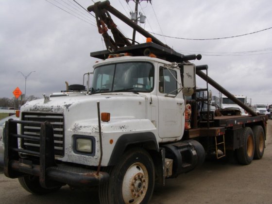 1994 MACK RD690P WINCH TRUCK