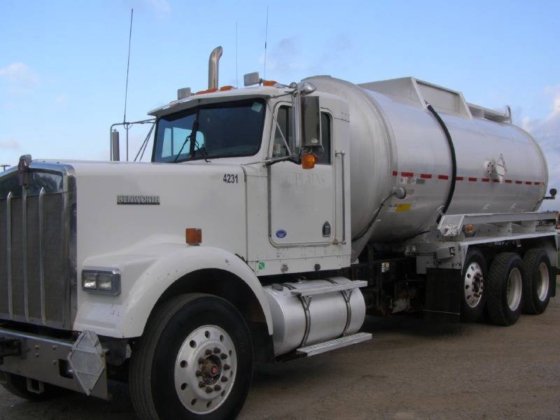 2004 KENWORTH W900 CONVENTIONAL -