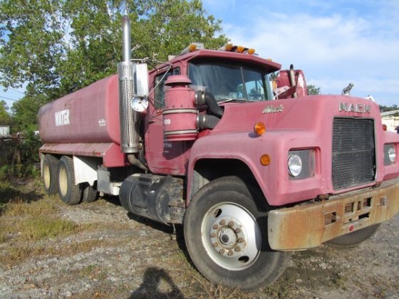 1989 MACK R688 TANKER TRUCK
