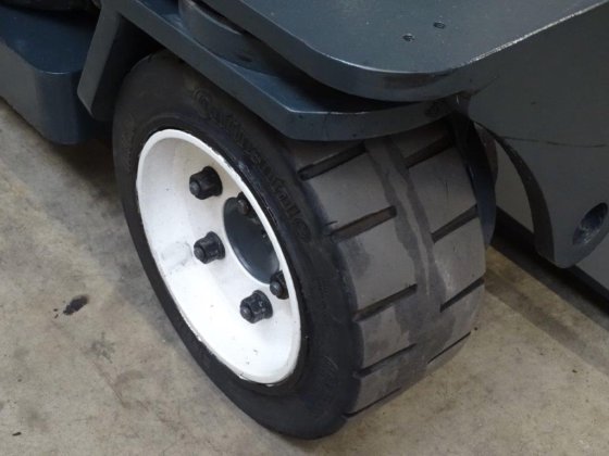 2008 年 Combilift C3000 四向侧装机