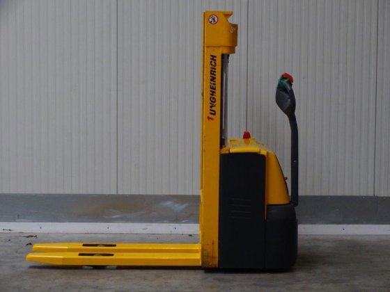 2008 年永恒力 EJC110 - 新型电池托盘堆垛机