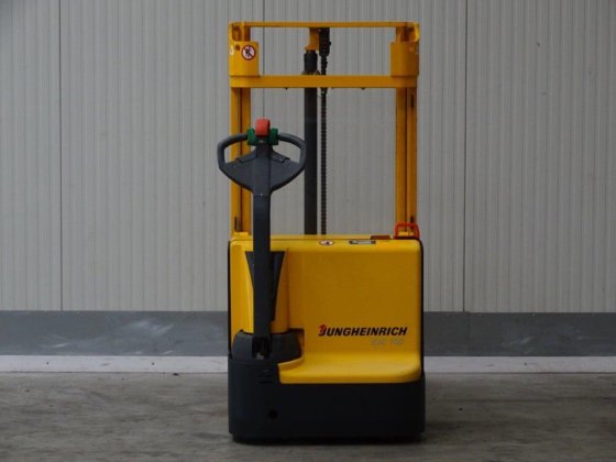 2008 年永恒力 EJC110 - 新型电池托盘堆垛机