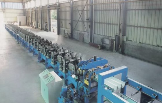 Floor deck roll forming machine
