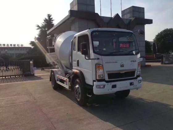 新品 中国howo 4cbmの小型具体的なミキサーのトラック 販売のための4x2コンクリートミキサー車の動揺のトラック 場所 天津市 中国