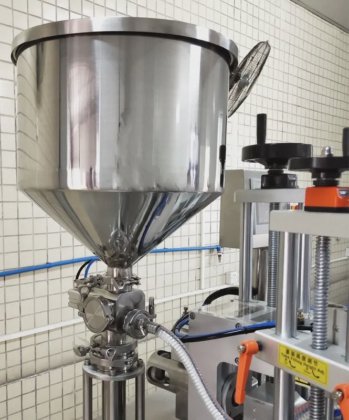 Semi-Automatic Plastic Tube Filling and