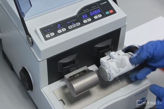 凍結粉砕機クライオミル -196°Cでの効率的な凍結粉砕