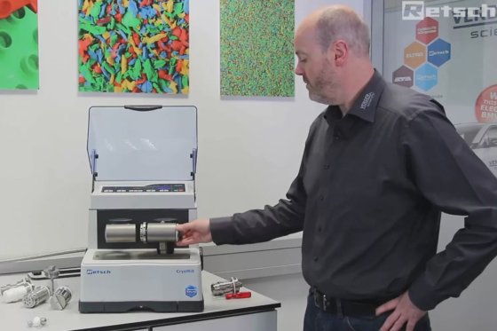 凍結粉砕機クライオミル -196°Cでの効率的な凍結粉砕