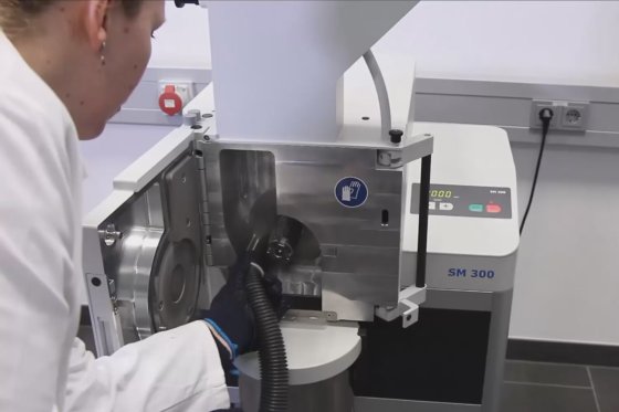カッティングミル SM 300 タフな試料から熱に敏感な試料まで幅広く対応
