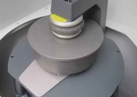 振動ディスクミル RS 300 大容量のサンプルを分析可能な粒度へ粉砕