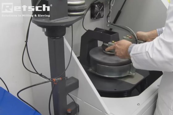 振動ディスクミル RS 300 大容量のサンプルを分析可能な粒度へ粉砕