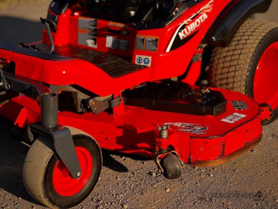 クボタZD1221ゼロターン芝生機器