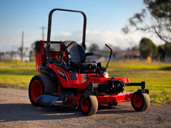 クボタZD1221ゼロターン芝生機器