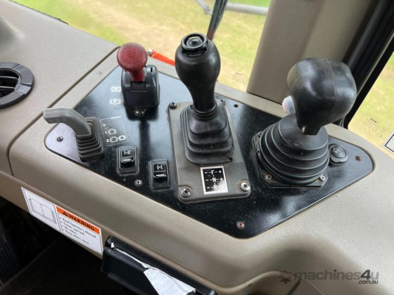 CASE 340 多関節オフハイウェイトラック