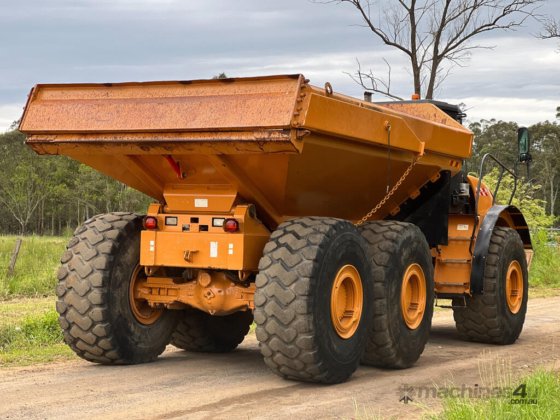 CASE 340 多関節オフハイウェイトラック