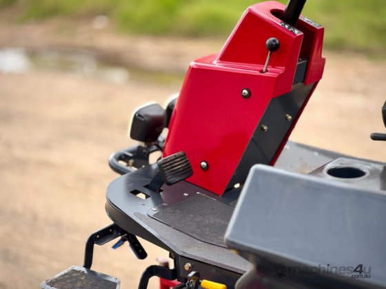 久保田男爵夫人高尔夫球道割草机草坪设备