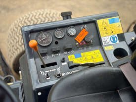 久保田男爵夫人高尔夫球道割草机草坪设备