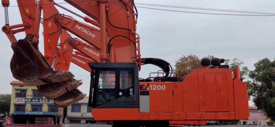 2012年に日本から輸入された日立1200ショベル