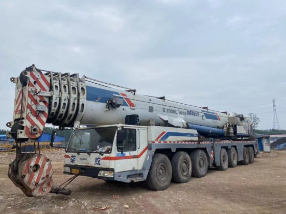 2013 年，中联重科 350 吨全路面汽车起重机