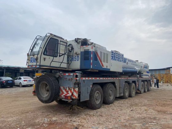 2013 年，中联重科 350 吨全路面汽车起重机