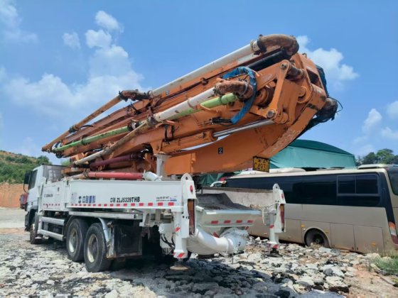 2013年中联重科49米混凝土泵车