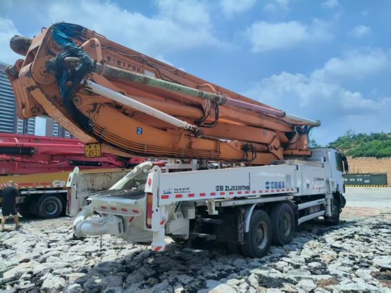 2013年中联重科49米混凝土泵车