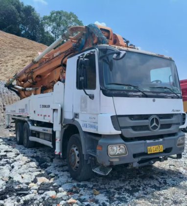 2013年中联重科49米混凝土泵车