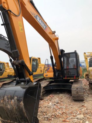 三一重工的 215 型挖掘机