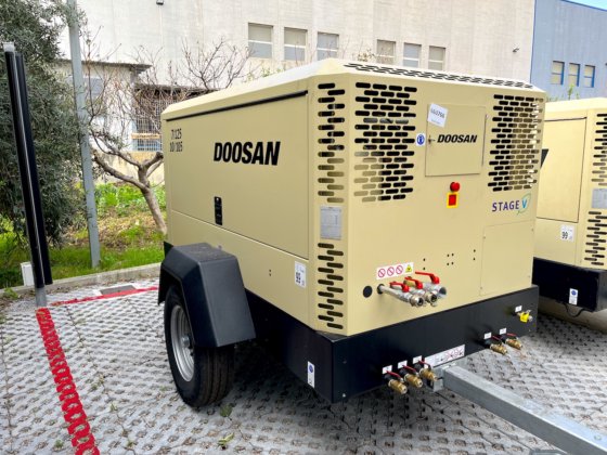 Doosan 7/125-10/105 motor compressor in Termini Imerese, Italy