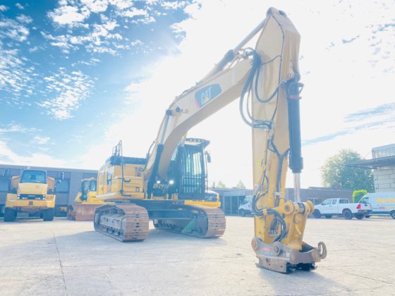 2017 Caterpillar 330 FLN