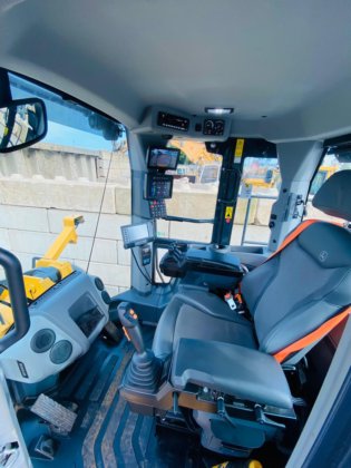 2023 John Deere 824p