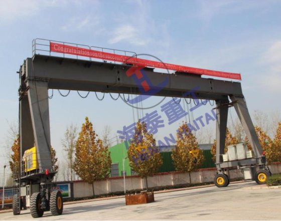 頑丈な持ち上げ装置40~140トンゴム製タイヤクレーン