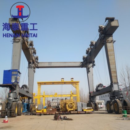 使用造船所のための新しく頑丈なボートの持ち上がるクレーン 700 トンのヨットの移動式起重機
